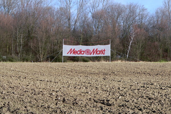 Von der Autobahn weit entferntes Werbeschild mit einem Sportnetz realisiert