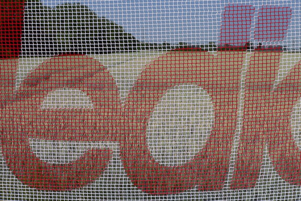 Durch große Netzmaschen, geringe Windlast. Netz bedruckt