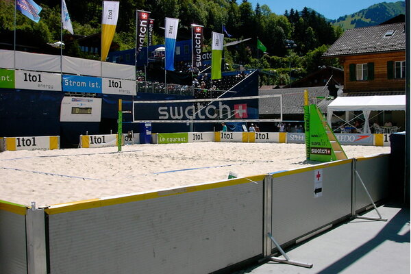 Beachvolleyballnetz mit Branding bei einem Event – starke Sichtbarkeit für Sponsorenlogos