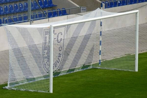 Plastisch wirkende Tornetze mit hochdeckendem Druck für klare Werbewirkung und Sichtbarkeit Ihrer Vereinslogos oder Werbung