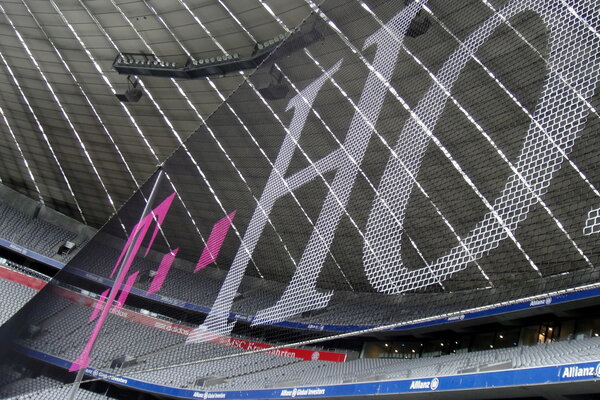 Ballfangnetz mit Werbung beschriftet, störungsfreie Durchsicht.