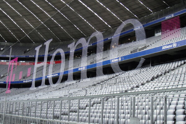 Fangnetz im Fußballstadion, bedruckt mit T-Home Logo