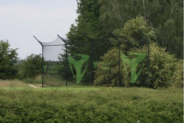 Golfnetz auf dem Golfplatz mit Logo Branding. Grüne Beschichtung auf schwarzem Netz.