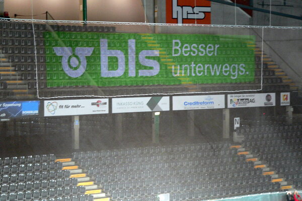 Freier Blick von der Rückseite durch das Puckfangnetz mit Werbung.