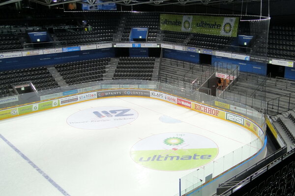 Puckfangnetz im Eishockeystadion mit Netzmaschen Branding des Sponsors.