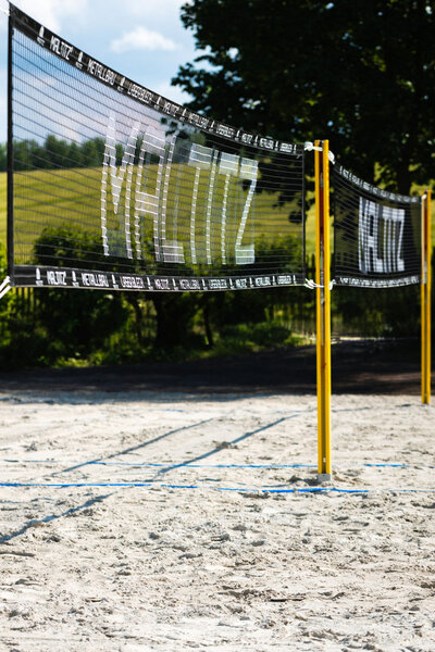 Beachvolleyball mit gebrandetem Netz – Markenpräsenz in sportlicher Atmosphäre
